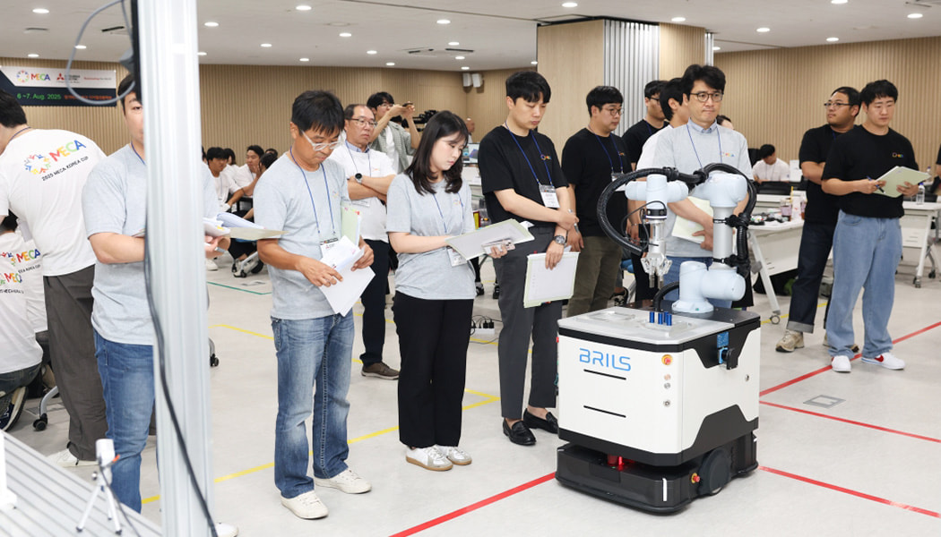 審査員らの各チームの評価の様子