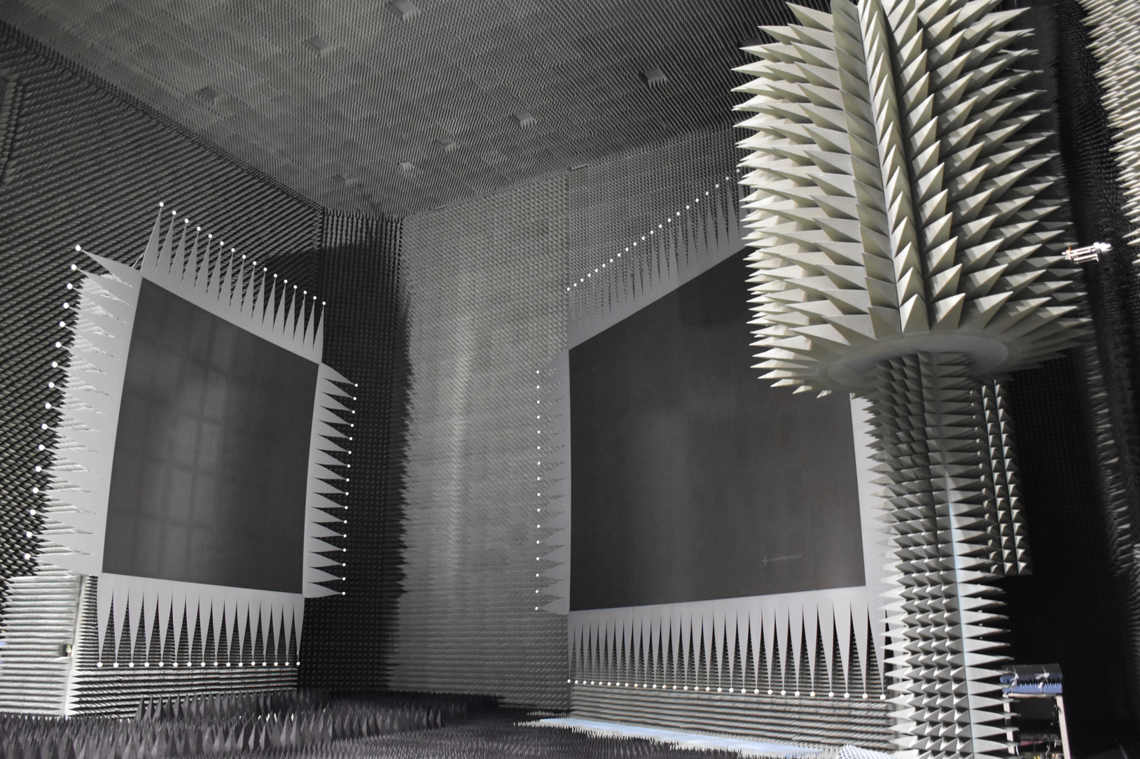 コンパクトアンテナテストレンジ