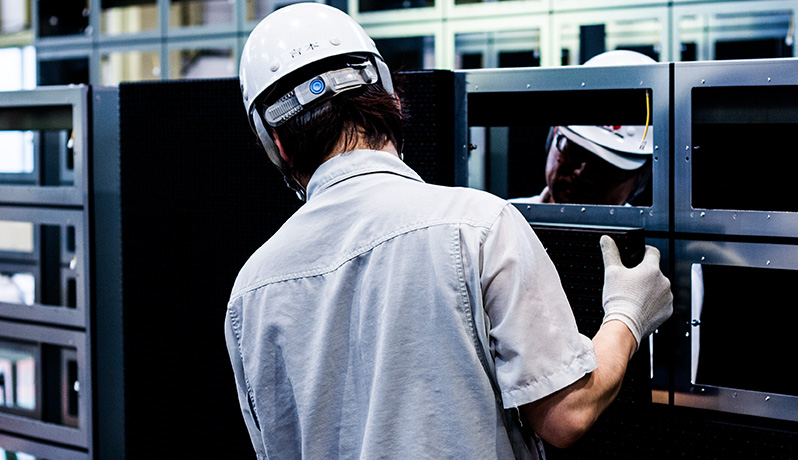 ライティングユニットをモジュールに組み込む様子