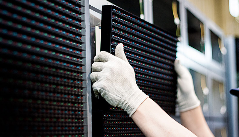 ライティングユニットをモジュールに組み込む様子