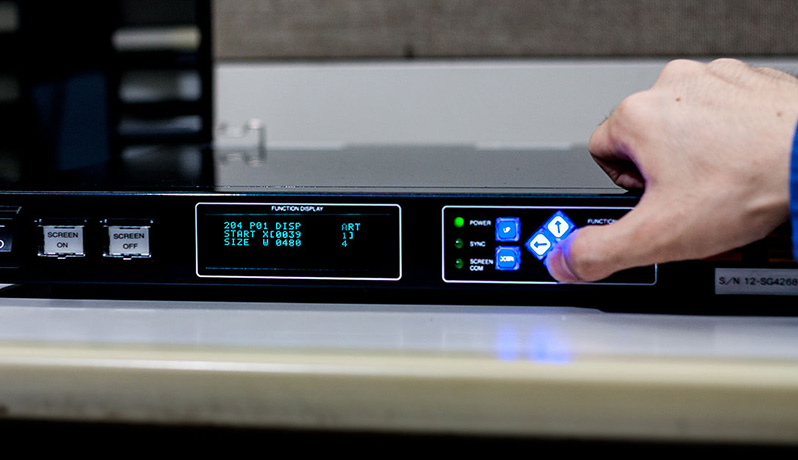 特別なプログラムと専用コントローラーで映像を制御