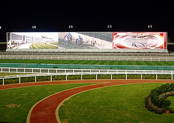 画像：世界最大・最長の「オーロラビジョン」