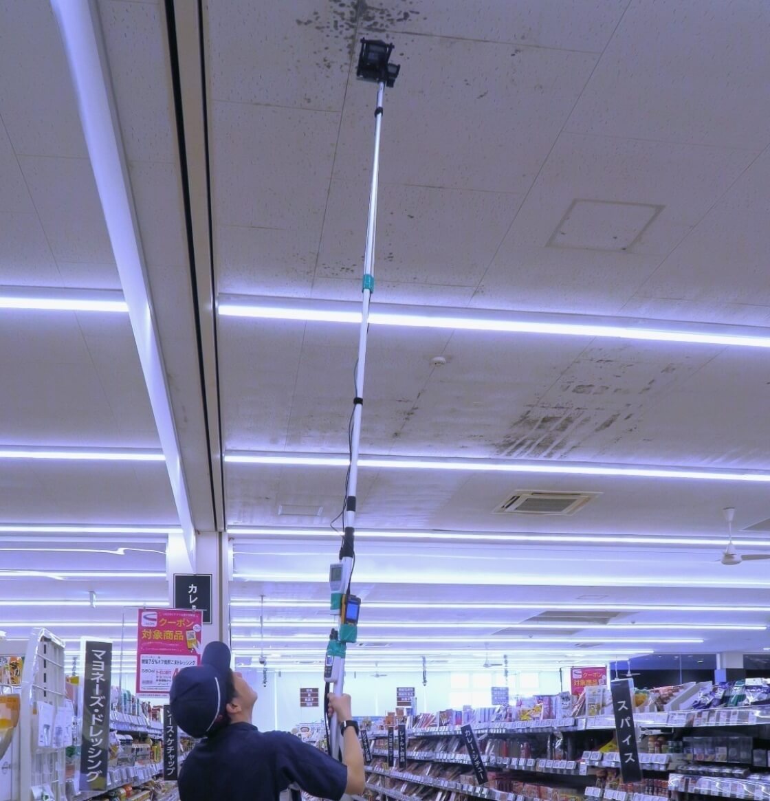 スーパー大手の店舗で行った防カビ処理実証実験の様子