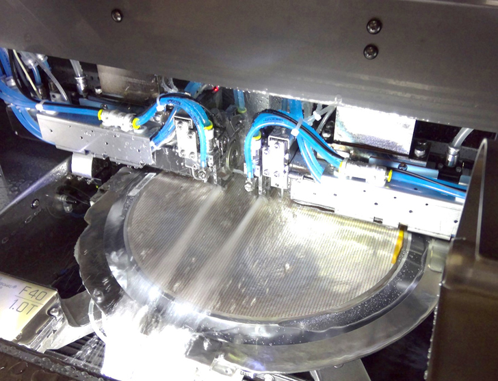 12インチSiウエハのダイシング工程 （ウエハを切断してチップ化する工程）