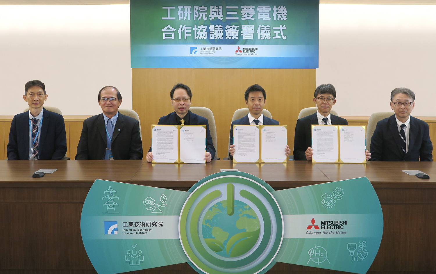 左から ITRI グリーンエネルギー・環境研究所 副所長　梁 佩芳氏、ITRI 副院長 胡 竹生氏、 ITRI グリーンエネルギー・環境研究所 所長 劉 志文氏、三菱電機 パワーデバイス製作所 所長 末次 英治、 台湾三菱電機 電子事業部 事業部長 渡邉 良孝、三菱電機 半導体・デバイス第一事業部 事業部長 楠 真一