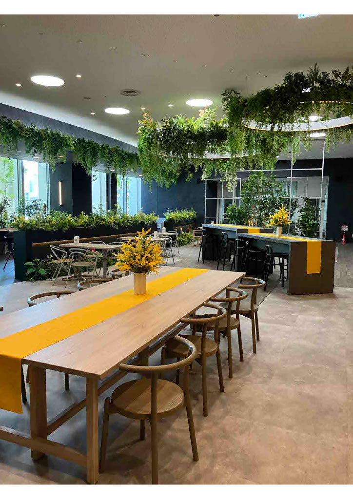 本社ビルのオープンスペースの装飾