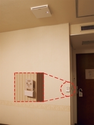 リモコンは専用ポケットで壁受けにしている