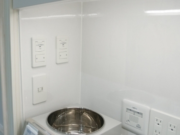 スイッチは診察室の壁面に換気扇用と並置