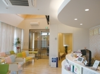 待合室奥は高天井の吹き抜け