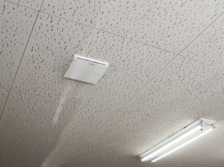 事務所の奥に応接室と給湯室がある