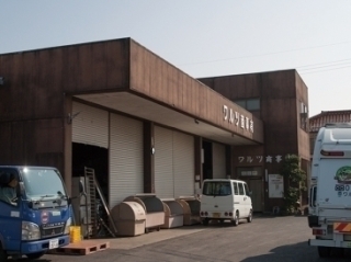 事務所に隣接した倉庫