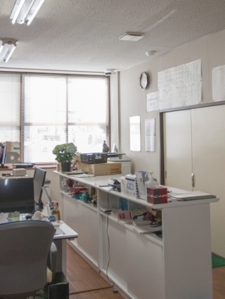 循環ファンは入口付近の天井部に設置