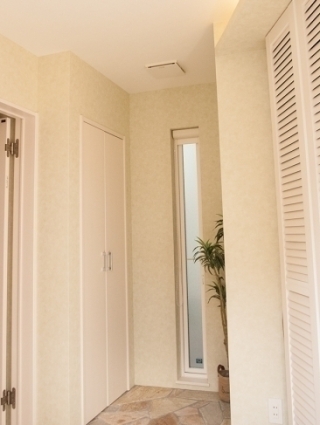 玄関ホールの天井に設置