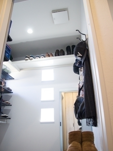 玄関隣のシューズクローク