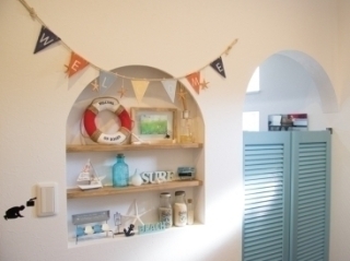 青い扉の向こうがシューズクローク