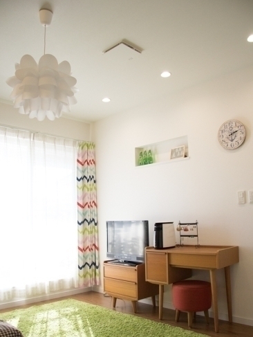 白を基調とした清潔感のある寝室