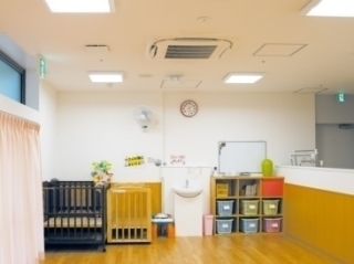 保育ルームに循環ファンを2台設置、これは窓側の1台