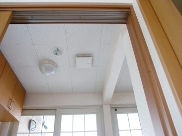 「ふれあい館」では三和土（たたき）の真上に設置