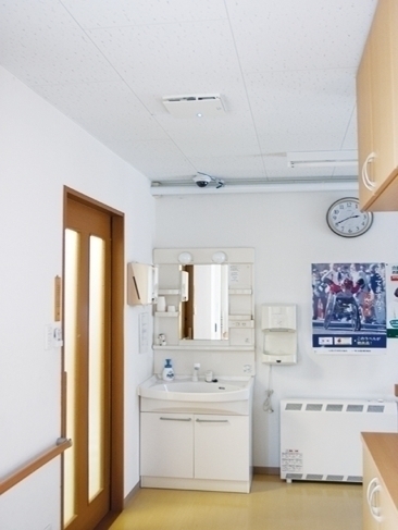 「ふれあいくらぶ」ではホール洗面所の上に設置