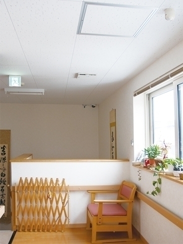 ペットが集まる階段室付近の天井部に設置