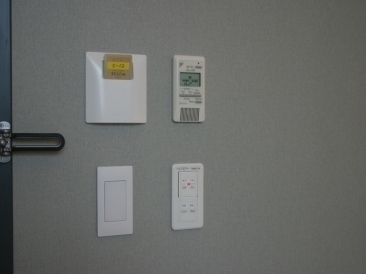 スイッチはカードキー下に設置