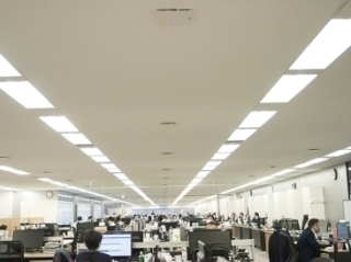 1フロア（1,024㎡）に循環ファン60台を設置