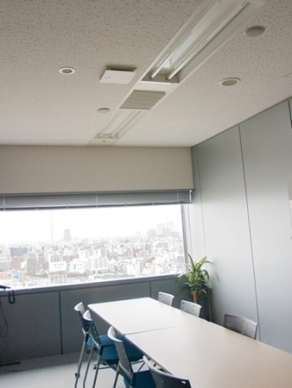 個室のリモコンは使用者が操作し、使用時には強運転に