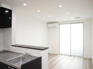 Aタイプのキッチンからリビングを望む