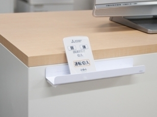 リモコンはデスク脇の手の取りやすい場所