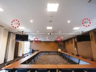 照明やプロジェクターとの「取合い」も問題ない