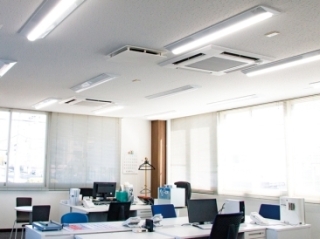 天井埋込形換気扇も導入。エアコンはムーブアイ付き