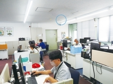 毎日7、8名が勤務する事務室