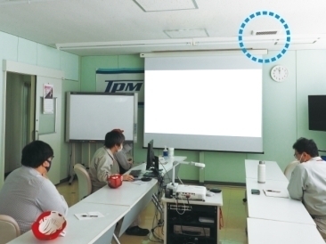 会議室はパーティションで分けて使う