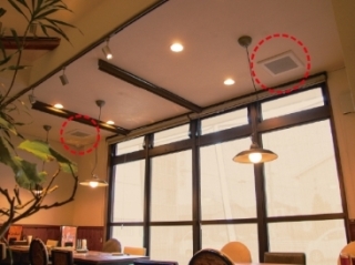 テーブル席にダクト用換気扇DCタイプを2台採用