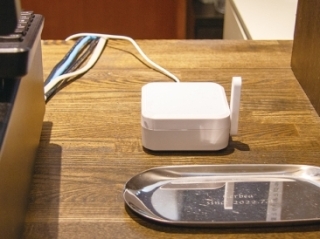 温湿度とCO2濃度を計測する環境センサーはレジ脇に