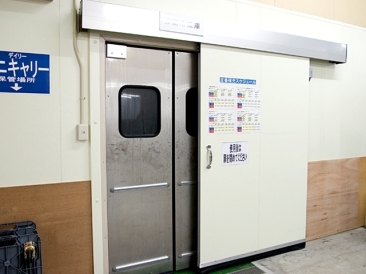 プレハブ冷蔵庫の扉は二重仕様で品質管理と省エネ