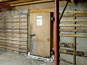 ガッシリした木造の扉は前身の製氷会社時代からのもの