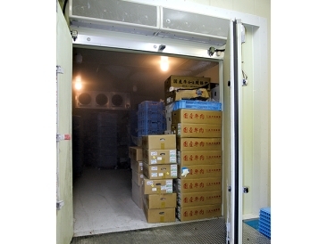 資材倉庫の中に新設された10坪のプレハブ冷凍庫