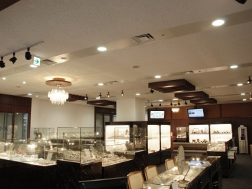 店内(昼⽩色を利用)