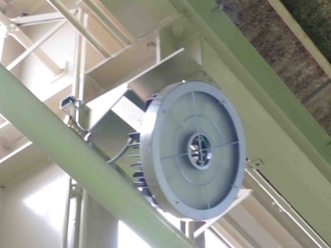 壁際の照明器具は壁面取付金具にて設置