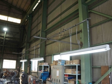 工場内　手元灯は直管LEDランプ搭載ベースライト