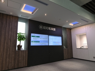 エントランス　夜シーン