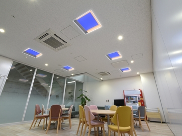 食堂　夜シーン