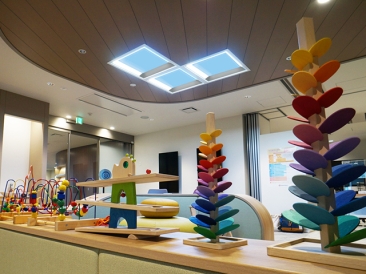 【昼シーン】子どもたちが遊ぶキッズコーナー