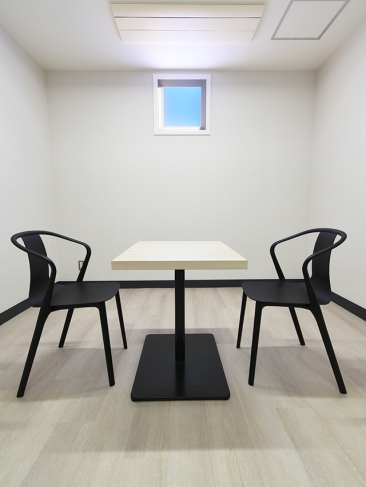 休憩室 昼シーン