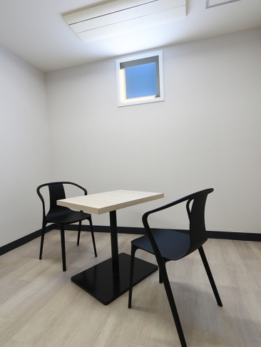 休憩室 昼シーン