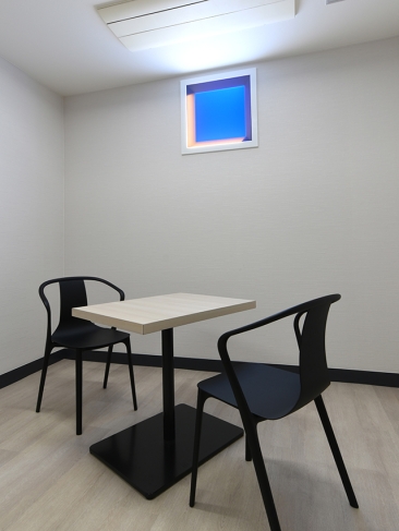 休憩室 夜シーン