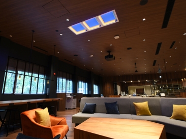 コワーキングエリア　朝/夕シーン