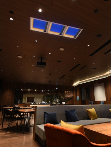 コワーキングエリア　夜シーン