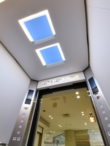 エレベーター内 昼シーン